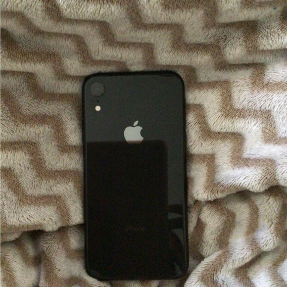 Barely used IPhone XR - Picture 2 of 5